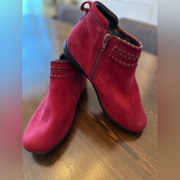 Comfortview NWT women’s size 8 WW Red flat ankle boots - Picture 1 of 8